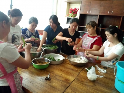 我们的节日·端午节 | 百子畈社区开展高考生家庭亲子包粽子活动