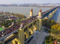 公众开放日最后一天  空中俯瞰南京长江大桥上“人山人海”