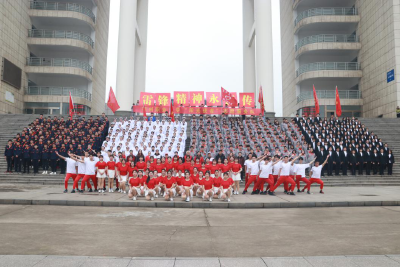 践行社会主义核心价值观|点燃志愿之城！鄂州职业大学歌声飘荡，学雷锋“快闪”在这里上演