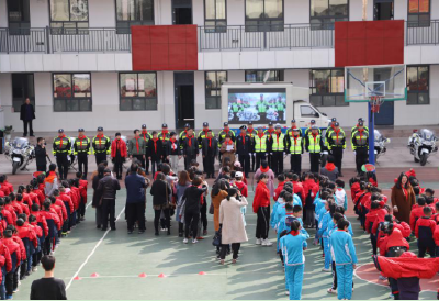 文明出行，从我做起！新民街小学上了这么一课……