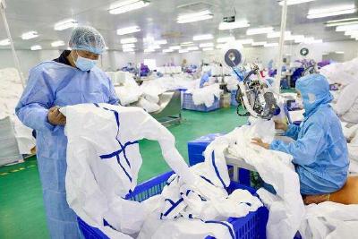 国家药监局：全国医用防护服最大日产能842000多套 医用防护口罩最大日产能超180万个