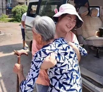 疫苗接种点，95岁老人紧紧抱住了鄂州村干部