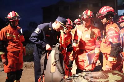 现场直击！鄂州消防组织开展地震救援拉动演练！