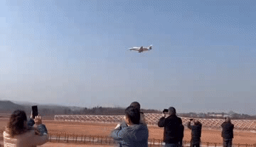 第一架飞机来了！鄂州花湖机场启航！