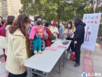 花园社区开展“公筷公勺”宣传活动