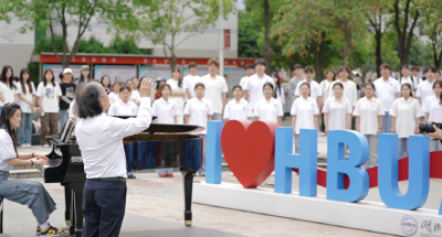 湖北文理学院千余学子合唱迎 “五四”