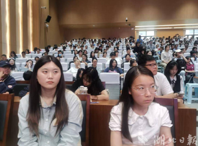 “建议孩子们不要沉溺于刷视频” 央视记者董倩在武汉分享阅读的力量