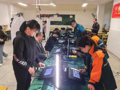 警邮办证进校园 学习办证两不误