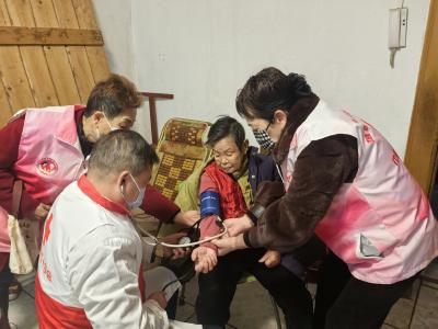 落驾坪社区:关爱独居困难老人 “志愿红”在行动