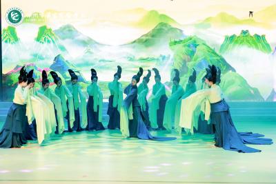 以青春舞动千里江山 