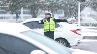 鄂州交警:以雪为令，筑牢平安出行防线