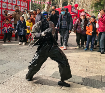 新春走基层 ｜参与主持、表演节目、做讲解员，人形机器人节前接单忙