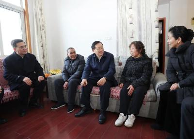 王忠林李殿勋等省领导走访慰问老党员和生活困难党员、困难群众 