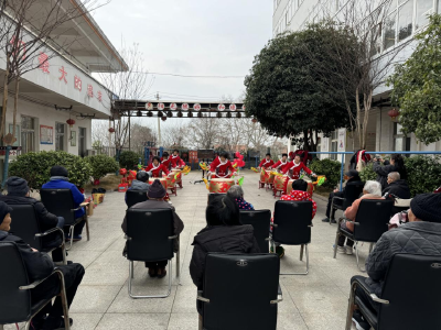 元宵佳节，梁子镇福利院的爷爷奶奶们笑了。