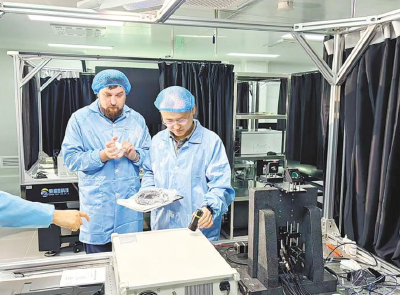 海归青年攻克存储难题 鄂产玻璃硬盘让数据近乎“永生”