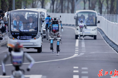 武汉“夜航星”亮相北京人形机器人半马：21公里零摔倒、零失误！