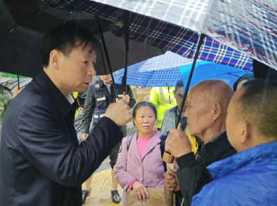 徒步三小时挺进灾区  统筹调度救援力量——州委副书记、州长夏锡璠赴宣恩县沙道沟镇白水河村现场指挥抗洪抢险