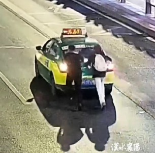 深夜街头，少年电话“摇人”：该出手时就出手！