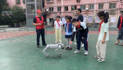 机器狗“萌”翻校园 南塔小学刮起“科普旋风”