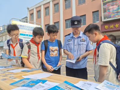 长航公安“摆摊”讲安全 防溺水知识“送”到校门口