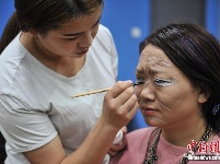 昆明儿童遇见“二十年后的妈妈” 真情流露