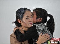昆明儿童遇见“二十年后的妈妈” 真情流露