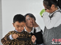 昆明儿童遇见“二十年后的妈妈” 真情流露