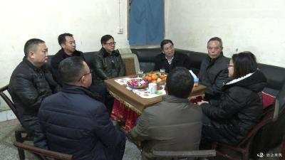 邢祖训慰问向雪飞、向勤仕同志家属