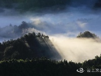 绿水大堰塘：日光下的云海