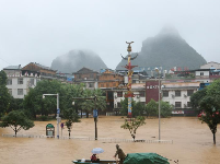 广西融水县城今夏再遇洪水袭击 街道成河