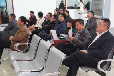 县信访局干部职工同信访群众一起收看党的十九大开幕式