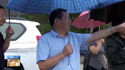 县委县政府主要领导到三胡现场指挥抗洪救灾 