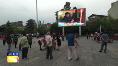 随手拍：围观群众对张富清先进事迹报道频“点赞” 
