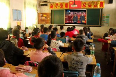县实验小学同上一堂课：雷锋伴我成长 