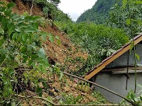 鹤峰县太平镇水田包村发生山体滑坡