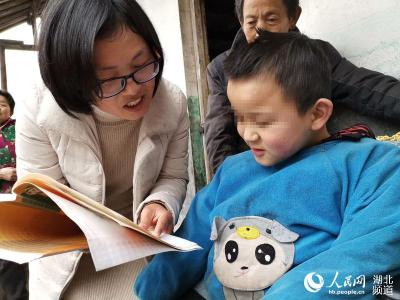鹤峰男孩因重症无法上学 教师接力送教上门托起希望