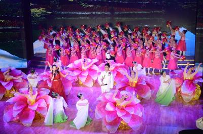 我县举办“最美鹤峰”专场文艺演出