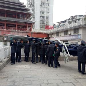 县城管局拆除占道棚亭 全力维护城市秩序