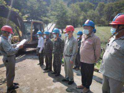 鹤峰县铁炉白族乡：紧急抢修受损电力线路恢复供电