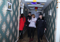 荆门警方跨年突查酒店洗浴会所，抓获18名涉黄赌人员