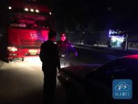 民警指引 “行走的危险品”顺利归位
