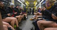 杭州地铁10男生当众脱裤 可网友们心疼的却是围观大妈