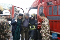 雨天路滑两货车追尾 荆门消防支队月亮湖中队成功救出1名被困司机