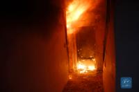 居民楼起火夫妻二人被困 荆门消防东宝中队紧急救援