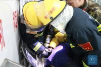 女子胳膊被卡和面机  京山消防中队破拆解救