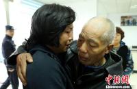 失散17年男子与家人团聚 称混得不好无颜回家