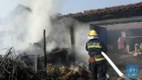 木材起火危及民房 京山消防中队成功处置