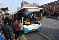 过激行为反映诉求 5名女子阻拦公交车通行被拘留