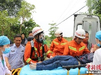 11岁男孩落入15米深井 泡了一夜获救