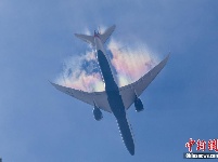 炫美！英摄影师拍到罕见“飞机彩虹”
